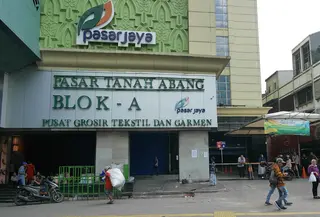Aktivitas sejumlah orang di depan gedung pasar Blok A Tanah Abang, Jakarta, yang tutup pada Kamis (23/5/2019). Pengelola Pasar Tanah Abang menutup sementara aktivitas perdagangan demi mengantisipasi dampak kericuhan Jakarta dalam beberapa hari ini. (Liputan6.com/Herman Zakharia)