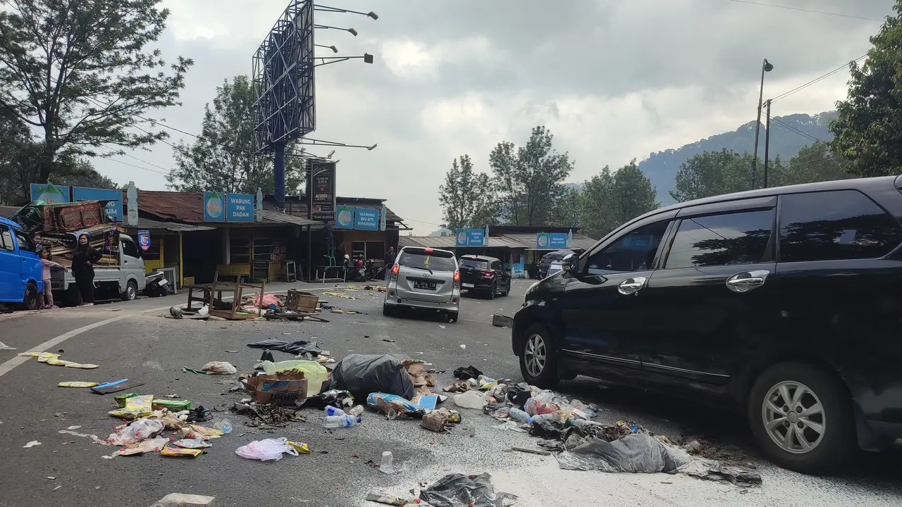 Pedagang kaki lima (PKL) di kawasan Puncak, Cisarua, Kabupaten Bogor, meluapkan kekesalan dengan membakar ban dan sisa material bangunan.