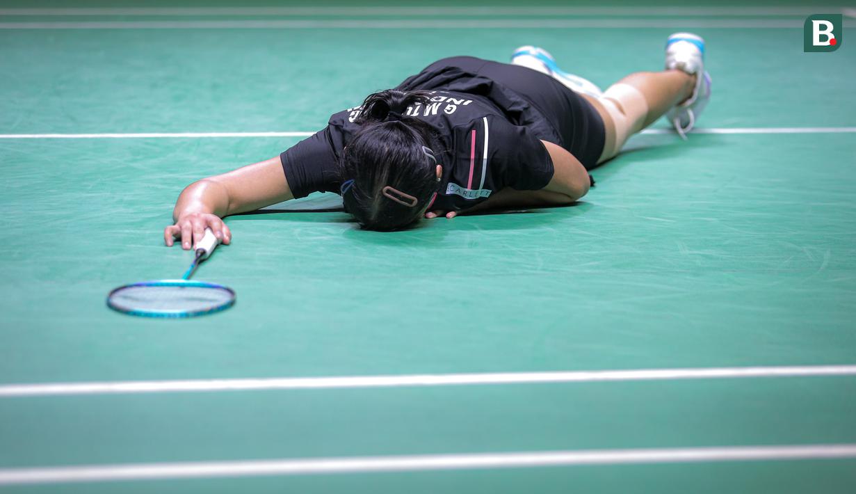 Pebulu tangkis tunggal putri Indonesia, Gregoria Mariska Tunjung terjatuh saat melawan wakil China, Wang Zhi Yi pada babak perempat final Indonesia Open 2024 di Istora, Senayan, Jakarta, Jumat, (07/06/2024). (Bola.com/Bagaskara Lazuardi)