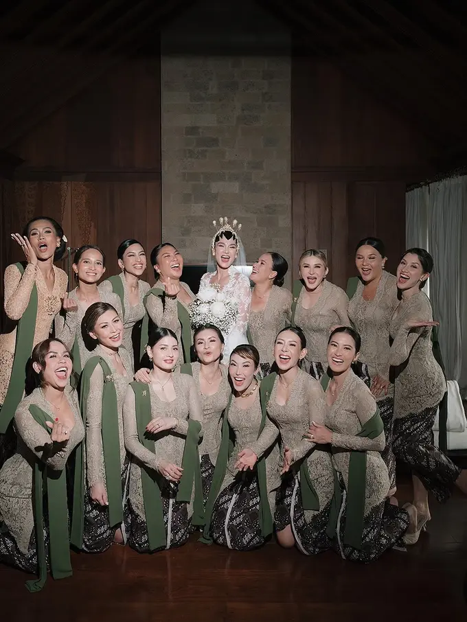 Gaya Kompak Geng Menteri Ceria Ayu Dewi dan Melaney Ricardo Jadi Bridesmaid Luna Maya, Anggun dalam Balutan Kebaya Hijau