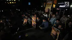 Koalisi Masyarakat Sipil Anti Korupsi bersama Wadah Pegawai melakukan aksi tutup mulut di Gedung KPK, Jakarta, Selasa (12/3). Mereka memperingati peringatan ke-700 hari penyerangan terhadap penyidik senior KPK Novel Baswedan. (merdeka.com/Dwi Narwoko)