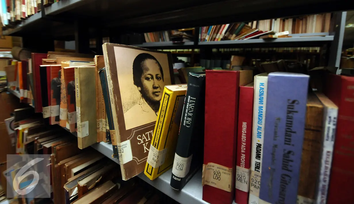 Deretan buku tua berjajar di rak Pusat Dokumentasi Sastra HB Jassin, Jakarta, Kamis (8/9). PDS HB Jassin merupakan tempat pendokumentasian arsip kesusastraan nasional Indonesia yang didirikan pada 28 Juni 1976. (Liputan6.com/Helmi Fithriansyah)