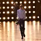 Seorang Model mempersembahkan kreasi untuk Celine dalam Menswear Ready-to-wear Spring-Summer 2023 Fashion Week di Paris pada 26 Juni 2022. (JULIEN DE ROSA / AFP)