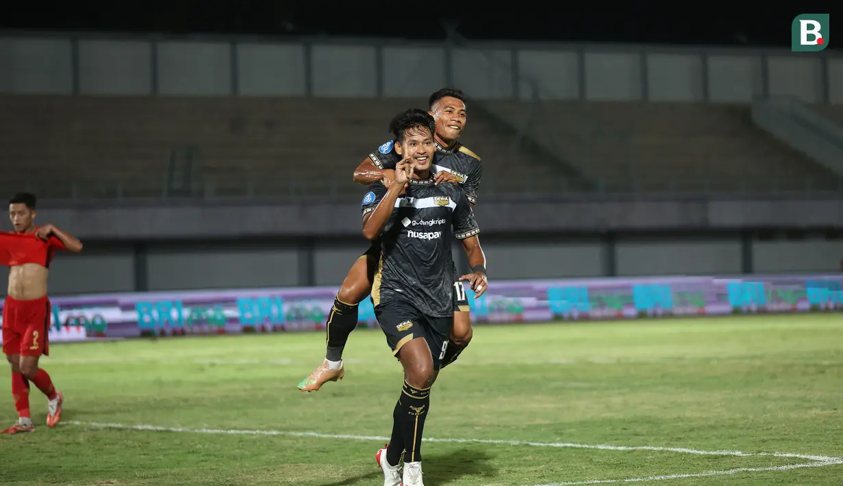 <p>Selebrasi pemain Dewa United, Septian Bagaskara bersama Ahmad Nufiandani setelah mencetak gol kedua timnya ke gawang Persija Jakarta pada laga pekan ke-10 BRI Liga 1 2023/2024 di Stadion Indomilk Arena, Tangerang, Jumat (25/8/2023). Dewa United menang 2-0 atas Persija Jakarta. Persija Jakarta kalah 0-2 dari Dewa United. (Bola.com/M Iqbal Ichsan)</p>