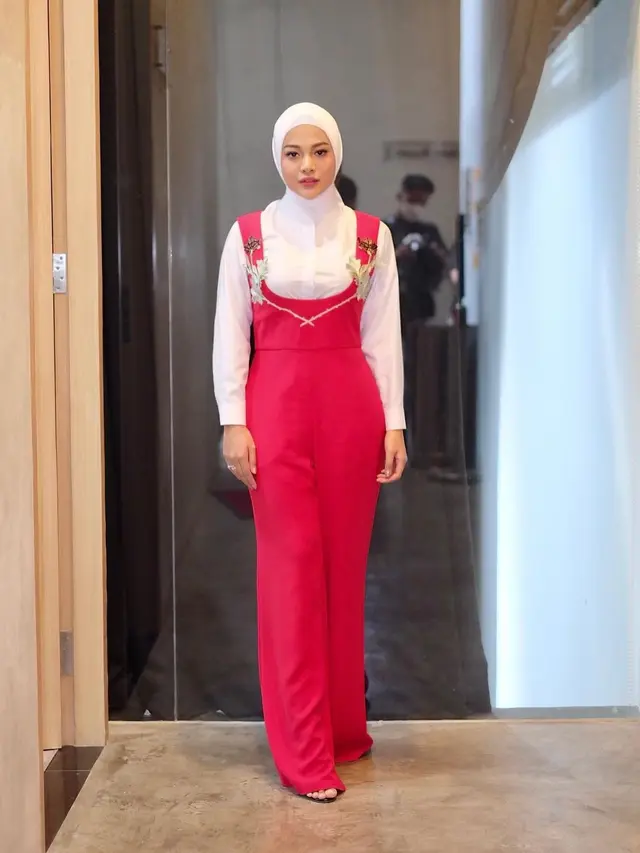 7 Potret Aurel Hermansyah saat Tampil dengan Hijab Usai Menikah, Banjir Pujian