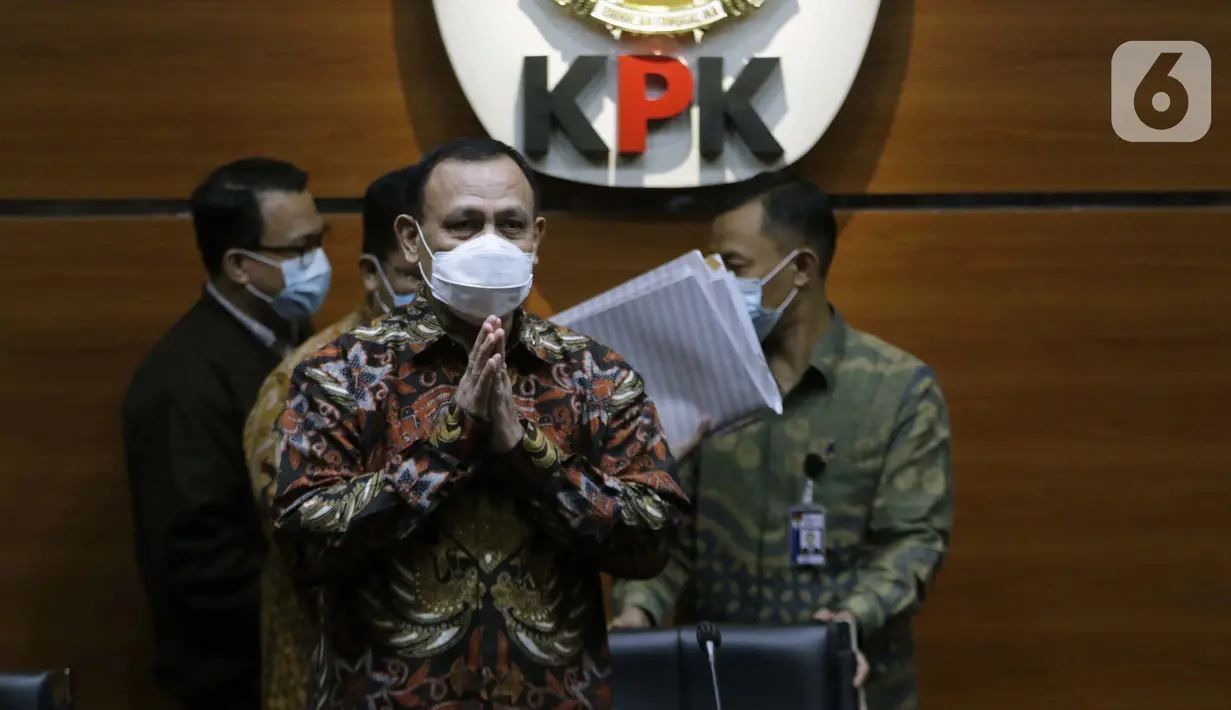 Ketua KPK, Firli Bahuri jelang rilis penetapan dan penahanan pemilik PT AMS, Kiagus Emil Fahmy Cornain di Gedung KPK, Jakarta, Kamis (20/5/2021). Kiagus Emil ditahan terkait dugaan korupsi pembayaran kegiatan fiktif agen PT Asuransi Jasa Indonesia tahun 2010-2014 (Liputan6.com/Helmi Fithriansyah)