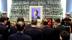 Sejumlah pelayat hadir dalam proses pemakaman mantan presiden Korea Selatan Kim Young - Sam di Seoul, Korea Selatan, (22/11). Mantan Presiden Korea Selatan yang terkenal dengan gerakan pro-demokrasi, meninggal dunia di usia ke-87. (REUTERS/Yonhap)