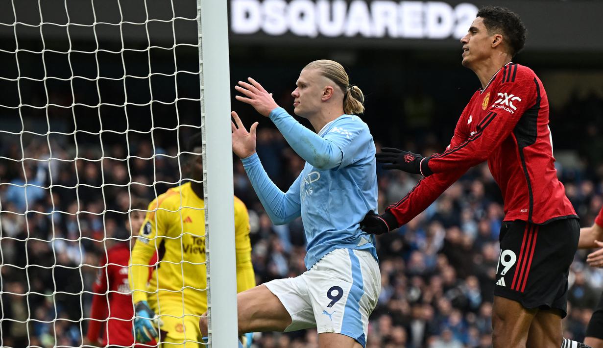 Ekspresi kecewa pemain Manchester City, Erling Haaland setelah gagal mencetak gol ke gawang Manchester United pada laga lanjutan Liga Inggris 2023/2024 di Etihad Stadium, Manchester, Inggris, Minggu (03/03/2024) WIB. (AFP/Paul Ellis)