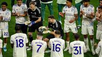 Selebrasi Emiliano Martinez setelah Aston Villa memenangi gelar juara Liga Europa. (YASIN AKGUL / AFP)