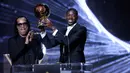 Trofi Ballon d’Or 2025 diserahkan langsung oleh Ronaldinho, legenda Brasil yang juga pernah meraih penghargaan serupa. (Franck FIFE/AFP)