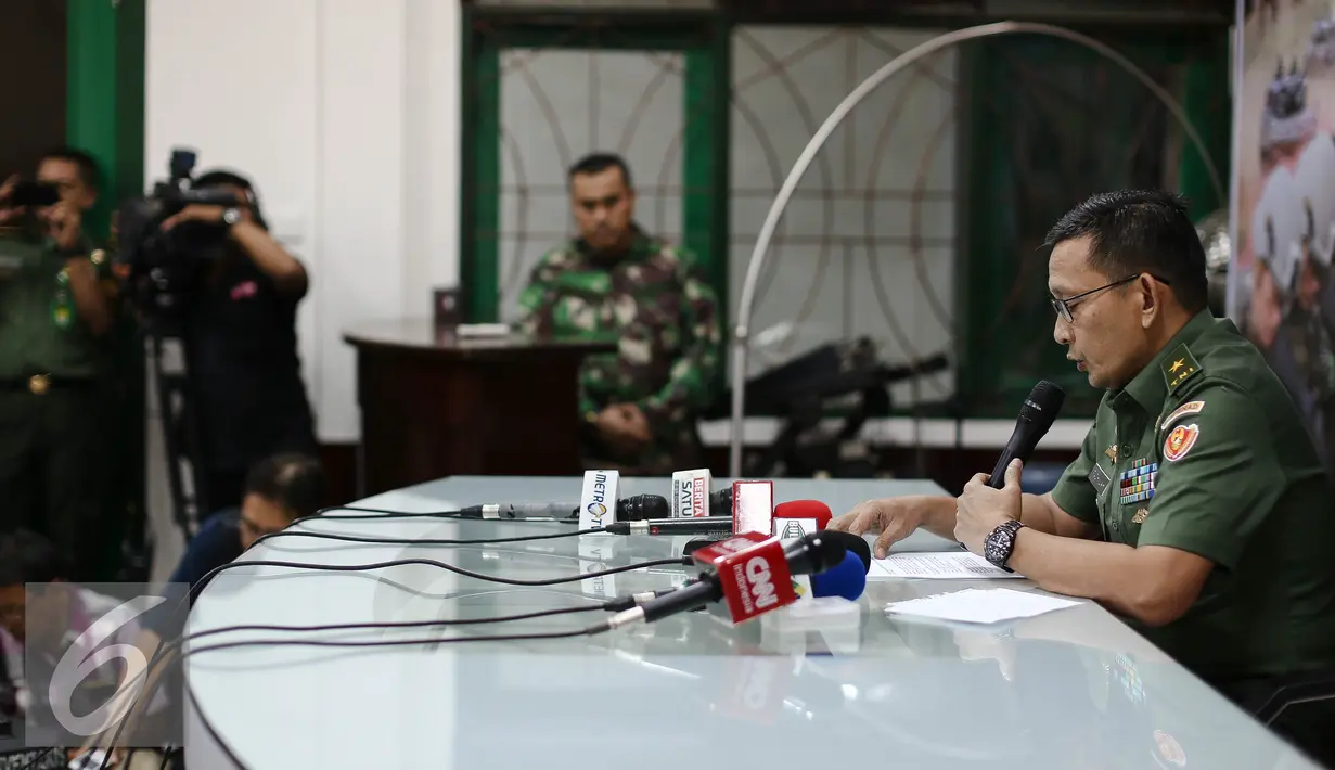 Kadispenad MS Fadhilah memberikan keterangan kepada awak media terkait jatuhnya Helikopter Bell 205 milik TNI AD jatuh di kawasan Sleman sore ini di Media Center Dinas Penerangan Angkatan Darat, Jakarta, Jumat (8/7). (Liputan6.com/Faizal Fanani)