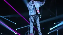Penampilan rapper Travis Scott saat menghibur penonto di MTV European Music Awards 2017 di London, Minggu (12/11). Ajang penghargaan MTV Europe Music Awards (EMA) ini digelar di SSE Arena Wembley. (Joel Ryan/Invision/AP)