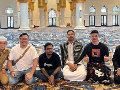 Setelah membuat heboh masyarakat Solo dengan demo memasak di Kampung Ramadan Solo, Chef Alrnold dan lainnya juga mengunjungi Masjid Raya Sheikh Zayed Solo. Juri Master Chef Indonesia itu mengunggah fotonya saat berada di masjid yang diresmikan pada 14 November 2022 itu. (Liputan6.com/IG/@arnoldpo)