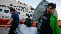 Para relawan memuat bantuan untuk korban banjir bandang di permukiman warga Provinsi Aceh, di Banda Aceh, pada 1 Desember 2025. Pemerintah melalui Badan Nasional Penanggulangan Bencana (BNPB) dan lembaga terkait lainnya, terus mempercepat distribusi bantuan logistik untuk korban bencana banjir dan tanah longsor di Aceh. (Chaideer MAHYUDDIN/AFP)