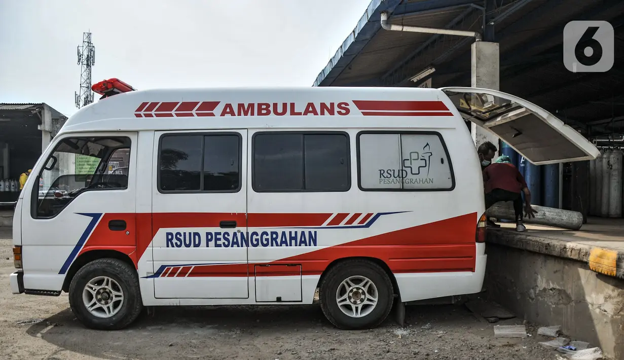 Petugas memindahkan tabung oksigen ke ambulans rumah sakit di depot PT Tirtobumi Aneka Industri, Pulogadung, Jakarta, Minggu (11/7/2021). Pemprov DKI mengerahkan petugas PJLP untuk pengisian sekaligus pendistribusian tabung oksigen ke rumah sakit rujukan Covid-19. (merdeka.com/Iqbal S. Nugroho)