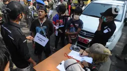 Petugas gabungan mendata warga yang tidak mengenakan masker saat Operasi Masker Gabungan di Perempatan Ciawi, Bogor, Kamis (10/9/2020). Razia masker yang dilakukan Pemkot dan Pemkab Bogor ini menyasar warga yang tidak mengenakan masker dengan denda sebesar Rp 100.000. (merdeka.com/Arie Basuki)
