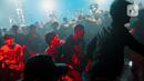 Para penonton berjoget bersama saat menyaksikan salah satu band metal dalam konser offline di kawasan Jakarta, Minggu (22/5/2022). Konser musik offline kembali diizinkan seiring dengan pelonggaran aturan penggunaan masker di luar ruangan. (Liputan6.com/Faizal Fanani)