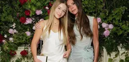 Saat ulang tahun mamanya, Harper tampil feminim mengenakan dress satin putih spaghetti strap. Dengan rambut blonde terurai lurus. [@victoriabeckham]