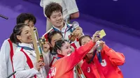 Para peraih medali Olimpiade 2024 Paris cabang olahraga badminton ganda putri selfie bersama dengan Galaxy Z Flip6 Olympic Edition, Chiharu Shida tampak memegang Galaxy Z Flip6 Olympic Edition dan menggunakan flex cam untuk berfoto selfie bareng Nami Matsuyama, Chen Qing Chen, Jia Yi Fan, Tan Ning, dan Liu Sheng Shu. (Foto: @bwf.official).