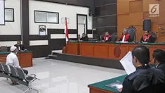 Terdakwa kasus penembakan dr Letty Sultri, dr Helmi mendengarkan dakwaan yang dibacakan oleh JPU di PN Jakarta Timur, Kamis (29/3). Helmi menjalani sidang perdana dengan agenda pembacaan surat dakwaan oleh JPU. (Liputan6.com/Herman Zakharia)