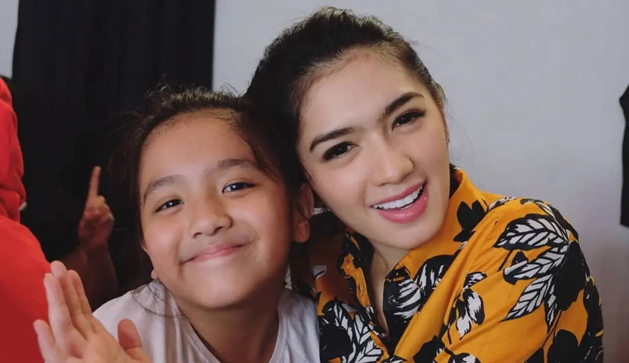 Anak pertama Angel Karamoy mewarisi paras cantik sang ibu, Lovely tumbuh menjadi remaja yang memesona. Tepat 28 Februari nanti, Lovely tepat berumur 12 tahun. Tak hanya cantik, putri Angel Karamoy ini juga luwes bergaya di depan kamera.(Liputan6.com/IG/@realangelkaramoy)