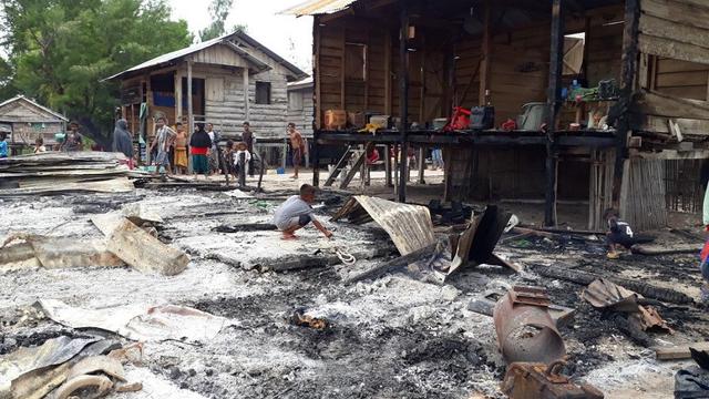 Kebakaran hebat menimpa 21 rumah nelayan di Kabupaten Kepulauan Selayar, Sulsel (Liputan6.com/ Eka Hakim)