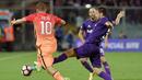 Pemain AS Roma, Francesco Totti, berusaha melewati pemain Fiorentina pada lanjutan Serie A di Artemio Franchi, Firenze, Senin (19/9/2016) dini hari WIB. (AFP/Andreas Solaro)
