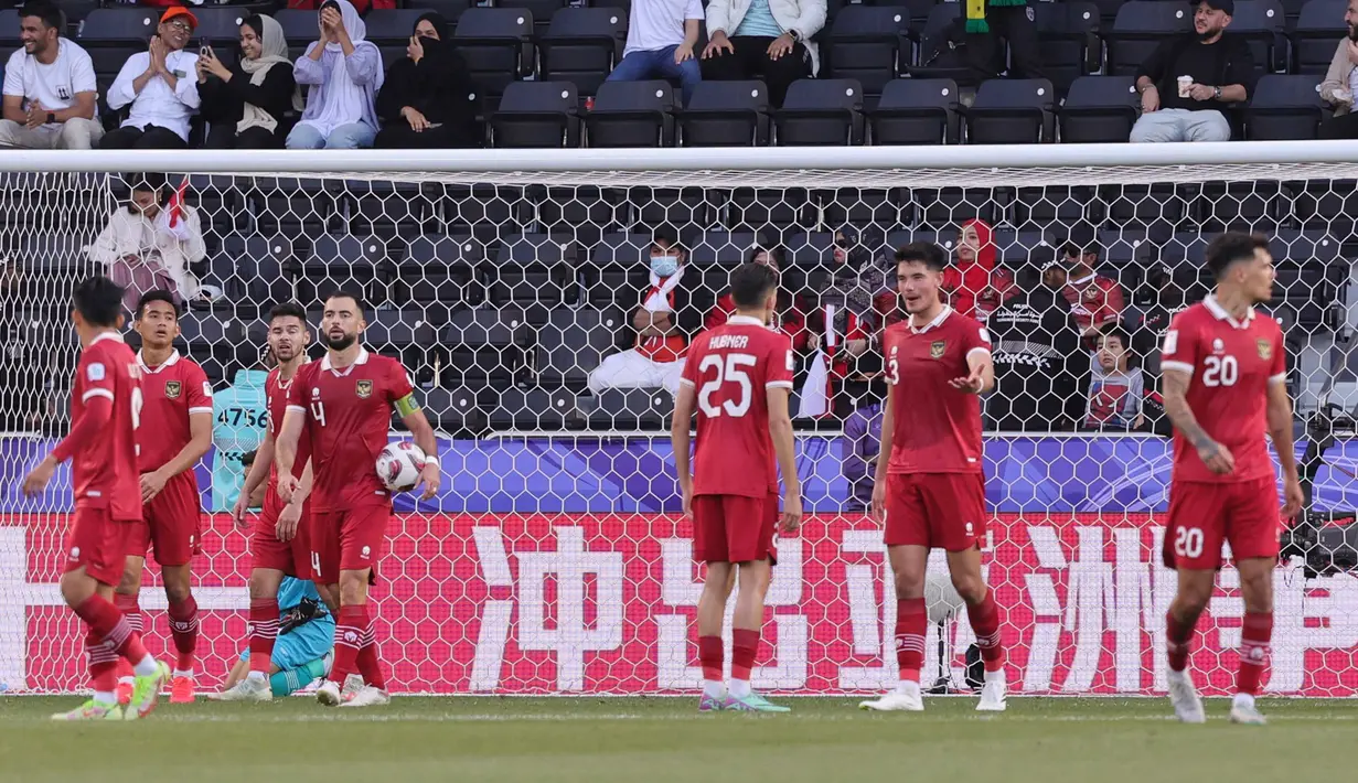 Sayangnya, hingga peluit akhir dibunyikan timnas Indonesia tidak berhasil membobol gawang Australia. Dan skor akhir bertahan 0-4 untuk Australia. (Giuseppe CACACE/AFP)