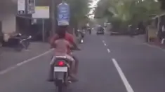 Kejadian ini harusnya jangan ditiru oleh siapapun, apalagi ibu ini tak menggunakan helm dan rentan akan kejadian yang tak diinginkan.