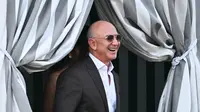 Pendiri Amazon Jeff Bezos naik taksi perahu di Aman Hotel di Venesia pada 26 Juni 2026 dalam rangkaian pesta pernikahan 3 harinya dengan Lauren Sanchez. (Stefano Rellandini/AFP)