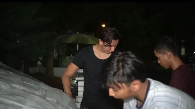 Momen Seru Sonny Septian Bungkus Hadiah Mobil Mewah Pakai Koran (sumber: instagram/sonnyseptian)