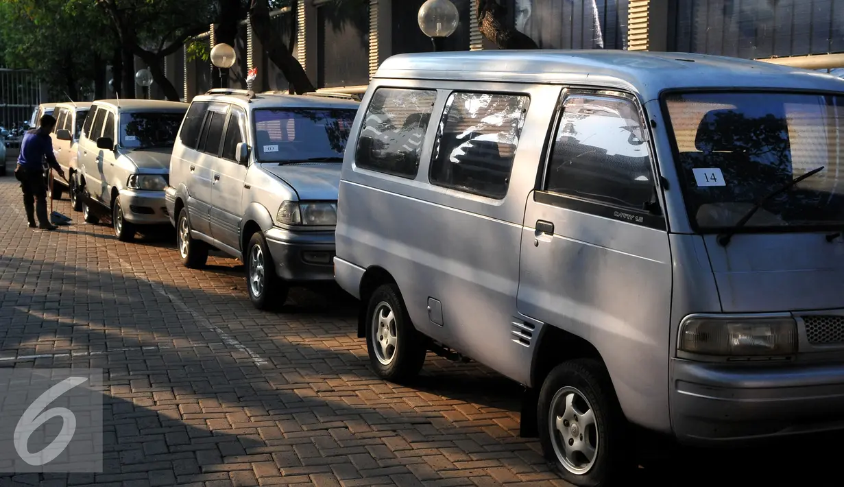Mobil dinas yang akan dilelang terpakir di halaman KPK, Selasa (1/9/2015). KPK akan melelang 21 mobil dan 8 motor operasional yang sudah tidak digunakan lagi pada Rabu (2/9) melalui KPKNL Jakarta III. (Liputan6.com/Herman Zakharia)