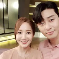 Park Seo Joon dan Park Min Young dikabarkan menjalin cinta di dunia nyata. (Sumber Foto: Soompi)