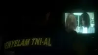 Usir Lelah Mencari AirAsia, Prajurit TNI Gelar Nonton Bareng