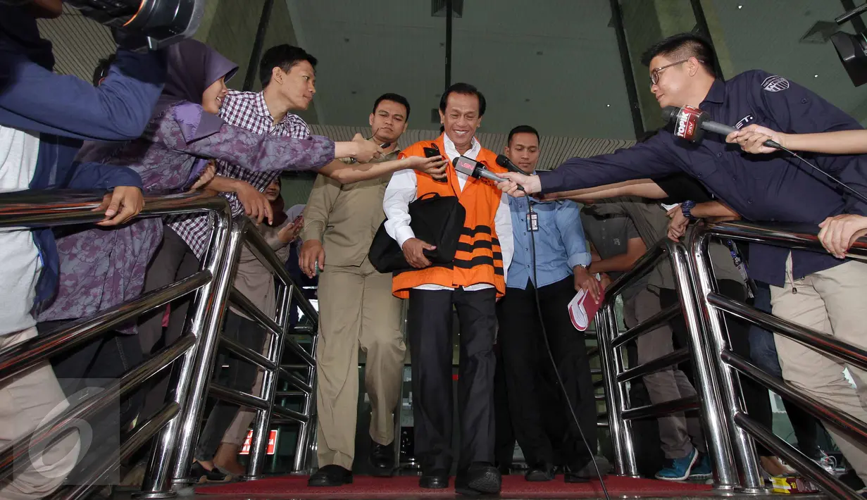 Mantan Bupati Tanah Laut, Adriansyah berjalan keluar Gedung KPK , Jakarta, Kamis (6/8). Anggota Komisi IV DPR dari F-PDIP itu diperiksa dalam dugaan suap terkait perizinan tambang batubara di Tanah Laut, Kalimantan Selatan. (Liputan6.com/Helmi Afandi)