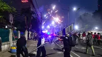 Bentrok massa dan aparat polisi dari Korps Brimob terjadi di di sepanjang Jalan Pejompongan-Penjernihan, Tanah Abang, Jakarta Pusat. (merdeka.com/Arie Basuki)