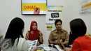 Dua orang petugas memberikan penjelasan mengenai proses pembayaran pajak, di Gerai Pajak, Tanah Abang, Jakarta, Selasa (1/9/2015). Gerai layanan terpadu merupakan kerjasama antara Dirjen Pajak KPP dan Pemprov DKI Jakarta. (Liputan6.com/Johan Tallo)