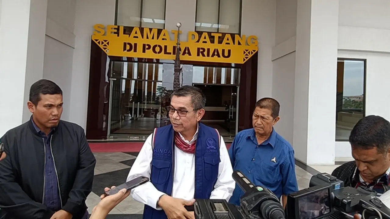 Ketua Dewan Kehormatan Partai Demokrat Hinca Panjaitan usai menemani sejumlah kadernya membuat laporan ke Polda Riau terkait penyewelengan BBM bersubsidi.