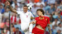 Gelandang Belgia, Axel Witsel, duel udara dengan striker Panama, Blas Perez, pada laga Piala Dunia 2018 di Stadion Fisht, Senin (18/6/2018). Belgia menang 3-0 atas Panama. (AP//Matthias Schrader)