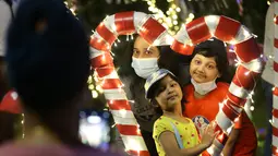 Para pengunjung berpose untuk berfoto dengan dekorasi Natal di Yangon, Myanmar (10/12/2020). Berbagai dekorasi hingga akseoris dipasang untuk menyambut Natal di kota tersebut. (Xinhua/U Aung)