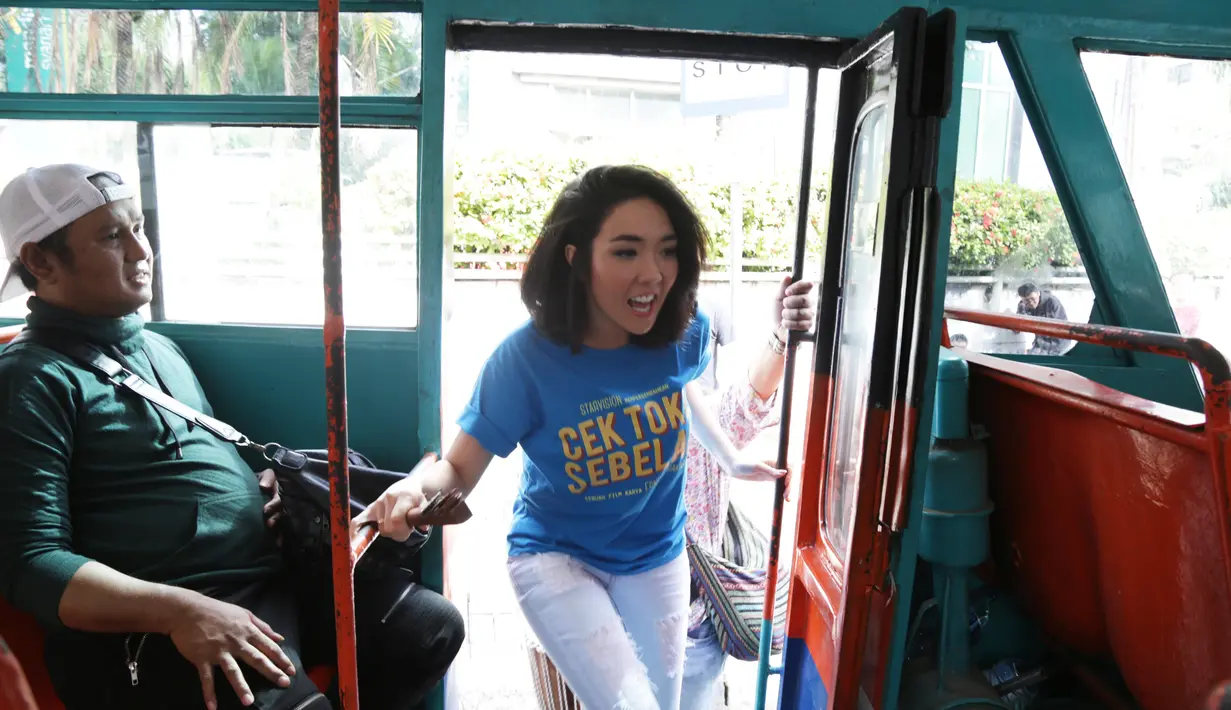 Nazar Gisel untuk film yang dibintanginya ini adalah jika film Cek Toko Sebelah ini berhasil mencapai 2 juta penonton, maka ia akan ngamen di bus kota. Semuanya pun terwujud dan Gisel pun ngamen di bus kota. (doc.starvision)