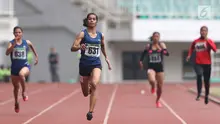 Atlet asal Maluku, Alvin Tehupeiory (kedua kiri) saat berlaga di kelas lari 200 meter putri senior Kejurnas Atletik U18, U20 dan Senior 2019 di Stadion Pakansari, Bogor, Minggu (4/8/2019). Alvin Tehupeiory meraih posisi pertama dengan catatan waktu 23,76 detik. (Liputan6.com/Helmi Fithriansyah)