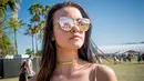 Olivia Guerrieri berpose menggunakan kaca mata saat menghadiri Coachella Music & Arts Festival di Empire Polo Club di Indio, California (15/4). Festival Coachella ini sudah ada sejak 1999. (Photo by Amy Harris/Invision/AP)