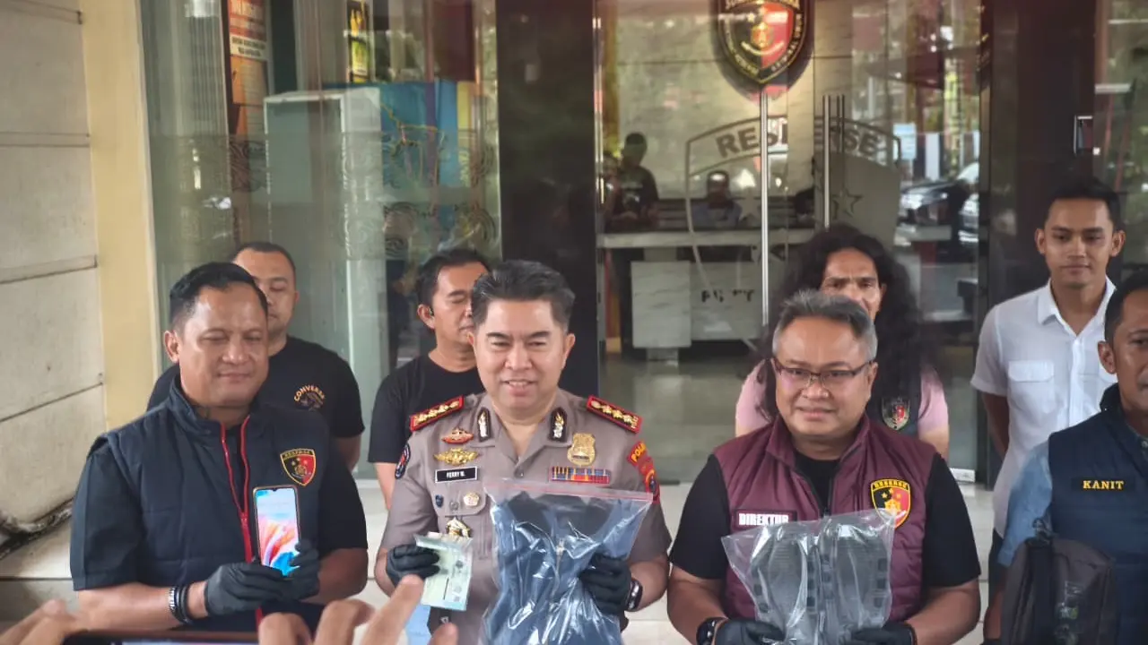 Direktur Reskrimum Polda Sumut, Kombes Pol Ricko Taruna Mauruh saat menunjukkan barang bukti kasus perampokan di Medan. (Liputan6.com/Reza Efendi)