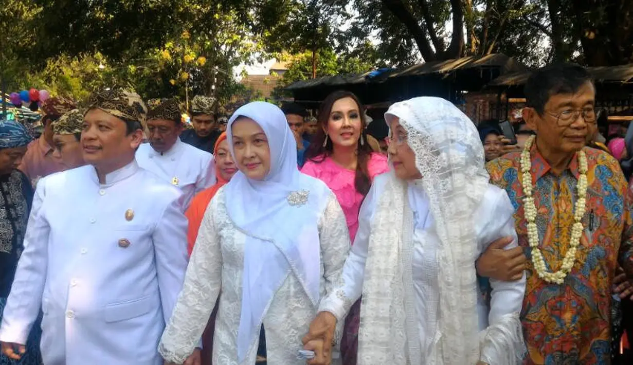 Selain itu, Ajip juga menuturkan alasannya menggelar acara pernikahan bersama Nani Wijaya di Kasepuhan Cirebon. Menurutnya, agar masyarakat tahu akan sejarah yang ada di Kasepuhan itu sendiri. (Fathan Rangkuti/Bintang.com)