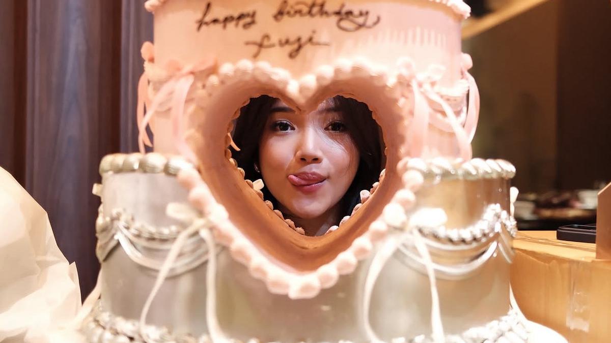 Fuji An Tampil Santai dengan T Shirt Crop Saat Mendapatkan Kejutan Kue Ulang Tahun Bentuk Love Bolong