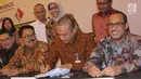 Dirut Jasa Marga Desi Arryani menyaksikan Pemimpin Divisi Korporasi & Komersial Bank BJB Dicky Syahbandinata menandatangani perjanjian kredit sindikasi Jasa Marga terkait pembangunan ruas Tol Cikampek II, Jakarta, Selasa (31/7). (Merdeka.com/Arie Basuki)