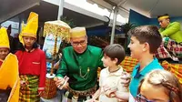Wali Kota Moh Romdhan Pomanto memboyong kelompok anak Makassar memperkenalkan budaya khas Sulsel salah satunya tari sakral ganrang bulo di hadapan pemuda Kota Madrid, Spanyol. (Liputan6.com/Eka Hakim)
