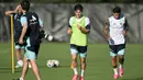 Penyerang Timnas Argentina, Julian Alvarez (tengah) saat mengikuti sesi latihan untuk turnamen sepak bola Piala Dunia 2026 di Pusat Pelatihan Sporting KC, Kansas City pada Kamis 11 Juni 2026. (JUAN MABROMATA/AFP)