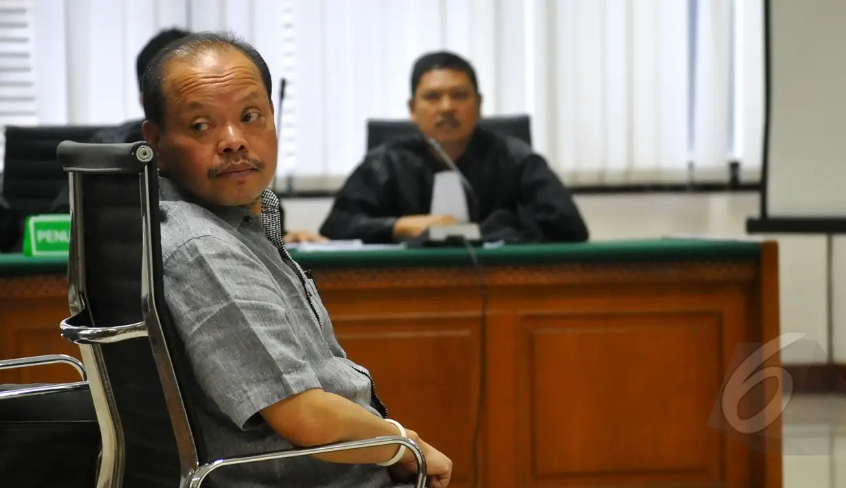 Sutan Bhatoegana saat bersiap menjalani sidang dengan agenda eksepsi di Pengadilan Tipikor, Jakarta, Senin (20/4/2015). (Liputan6.com/Yoppy Renato)